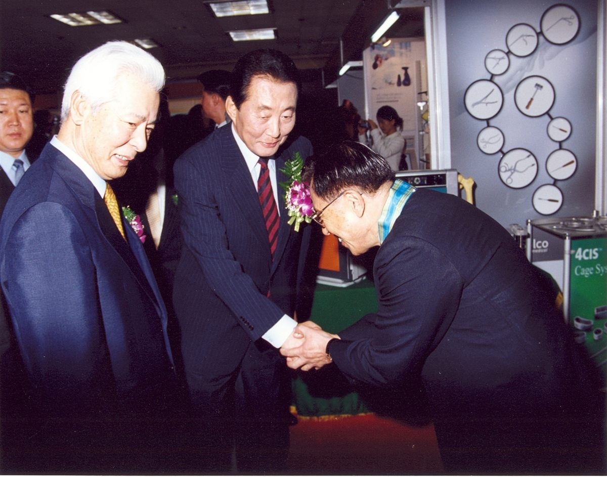 2003 동탑산업훈장 수상(모범기업인 부문)